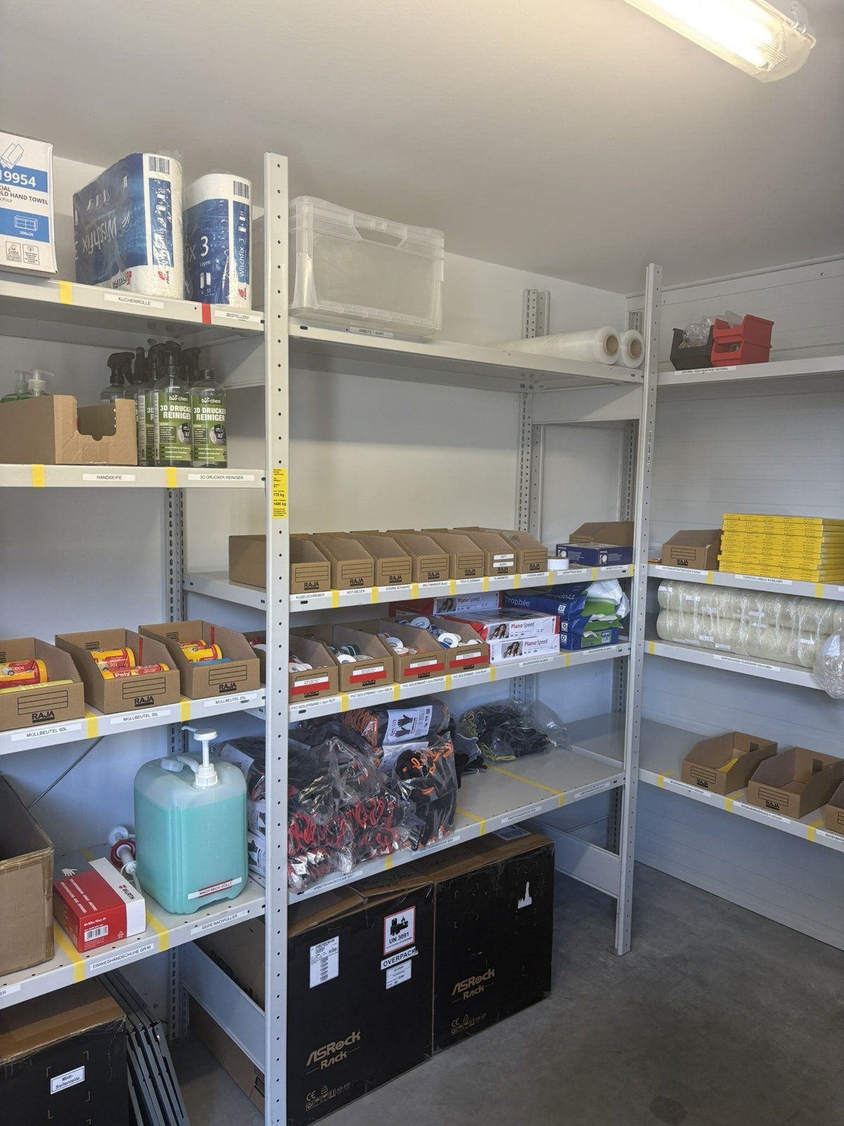 Geordneter Materialraum mit beschrifteten Lagerplätzen nach dem 5S-Workshop